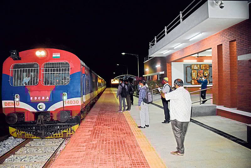 ವಿಮಾನ ನಿಲ್ದಾಣ ಹಾಲ್ಟ್ ಸ್ಟೇಷನ್ಗೆ ಬಂದ ಡೆಮು ರೈಲು