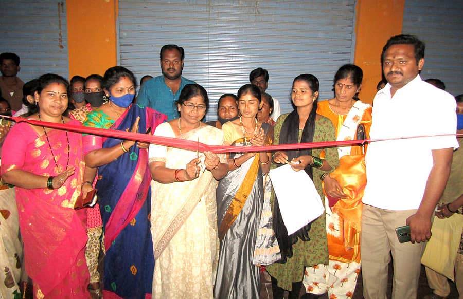 ಚಿತ್ತಾಪುರ ಪಟ್ಟಣದಲ್ಲಿ ಶನಿವಾರ ಕರ್ನಾಟಕ ರಾಜ್ಯ ಮಹಿಳಾ ಅಭಿವೃದ್ಧಿ ನಿಗಮದ ಅಧ್ಯಕ್ಷೆ ಶಶಿಕಲಾ ತೆಂಗಳಿ ಹೊಲಿಗೆ ತರಬೇತಿ ಕೇಂದ್ರವನ್ನು ಉದ್ಘಾಟಿಸಿದರು