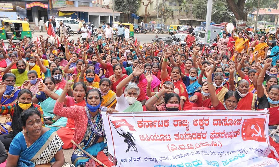 ತುಮಕೂರು ಜಿಲ್ಲಾಧಿಕಾರಿ ಕಚೇರಿ ಎದುರು ಪ್ರತಿಭಟನೆ ನಡೆಸಿದ ಬಿಸಿಯೂಟ ತಯಾರಕಿಯರು