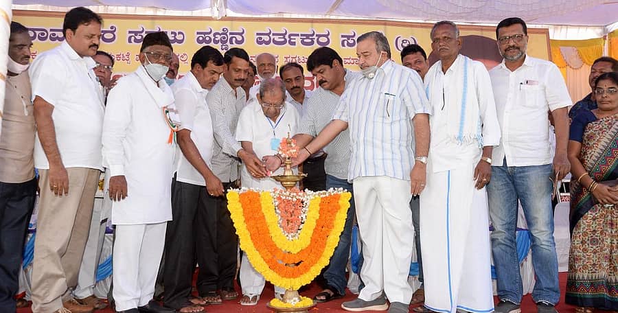 ದಾವಣಗೆರೆಯ ಎಪಿಎಂಸಿಯಲ್ಲಿ ಸೋಮವಾರ ಹಣ್ಣಿನ ಮಾರುಕಟ್ಟೆ ಉದ್ಘಾಟನೆಯನ್ನು ಶಾಸಕ ಶಾಮನೂರು ಶಿವಶಂಕರಪ್ಪ ನೆರವೇರಿಸಿದರು. ವಿಧಾನಪರಿಷತ್ ಮಾಜಿ ಸದಸ್ಯ ಅಬ್ದುಲ್ ಜಬ್ಬಾರ್, ಎಪಿಎಂಸಿ ಅಧ್ಯಕ್ಷ ಅಣಜಿ ಚಂದ್ರಶೇಖರಪ್ಪ, ಎಪಿಎಂಸಿ ಮಾಜಿ ಅಧ್ಯಕ್ಷ ಮುದೇಗೌಡ್ರ ಗಿರೀಶ್, ಹಣ್ಣಿನ ವರ್ತಕರ ಸಂಘದ ಅಧ್ಯಕ್ಷ ಅಬ್ದುಲ್ ರಹಮಾನ್ ಇದ್ದರು.