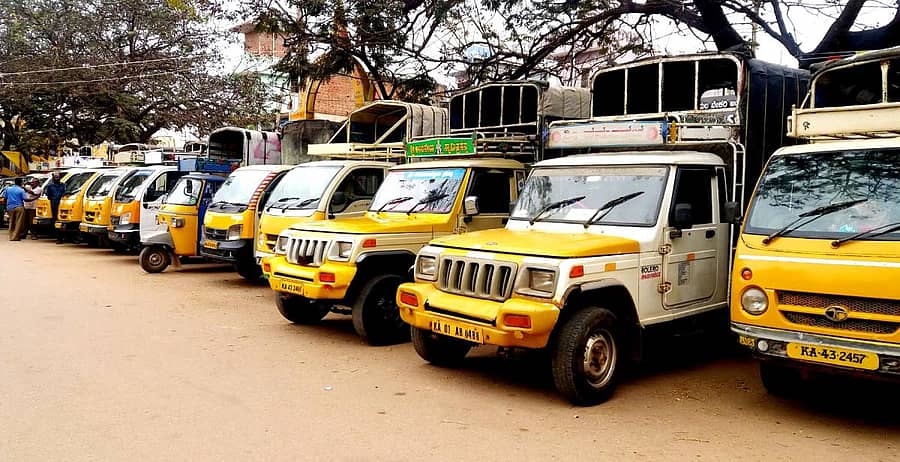 ವಿಜಯಪುರದ ಬಸ್ ನಿಲ್ದಾಣದಲ್ಲಿ ಬಾಡಿಗೆಗಳಿಲ್ಲದೆ ನಿಂತಿರುವ ಟೆಂಪೊ ಹಾಗೂ ಟಾಟಾ ಏಸ್ ವಾಹನಗಳು