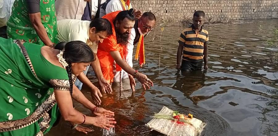 ಚಿಕ್ಕನಾಯಕನಹಳ್ಳಿ ತಾಲ್ಲೂಕಿನ ಅಂಕಸಂದ್ರ ಕಿರು ಜಲಾಶಯಕ್ಕೆ ಹೇಮಾವತಿ ನೀರು ಹರಿದು ಕೋಡಿ ಬೀಳುತ್ತಿದ್ದು ತಾಲ್ಲೂಕು ಶಾಶ್ವತ ಕುಡಿಯುವ ನೀರಿನ ಹೋರಾಟ ಸಮಿತಿಯಿಂದ ಬಾಗಿನ ಅರ್ಪಿಸಲಾಯಿತು