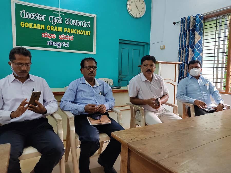 ಗೋಕರ್ಣದ ಗ್ರಾಮ ಪಂಚಾಯ್ತಿಯಲ್ಲಿ ನಡೆದ ಪತ್ರಿಕಾಗೋಷ್ಠಿಯಲ್ಲಿ ಮಾತನಾಡಿದ ತಾಲ್ಲೂಕಾ ಪಂಚಾಯ್ತಿ ಕಾರ್ಯನಿರ್ವಹಣಾಧಿಕಾರಿ ಸಿ.ಟಿ. ನಾಯ್ಕ ಹಾಗೂ ಇತರರು