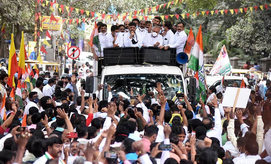 ಕಾಂಗ್ರೆಸ್ ಕಾರ್ಯಕರ್ತರು ಹಮ್ಮಿಕೊಂಡಿದ್ದ ‘ಬಿಬಿಎಂಪಿ ಚಲೊ’ ರ್ಯಾಲಿಯಲ್ಲಿ ಡಿ.ಕೆ.ಶಿವಕುಮಾರ್ ಮಾತನಾಡಿದರು – ಪ್ರಜಾವಾಣಿ ಚಿತ್ರ