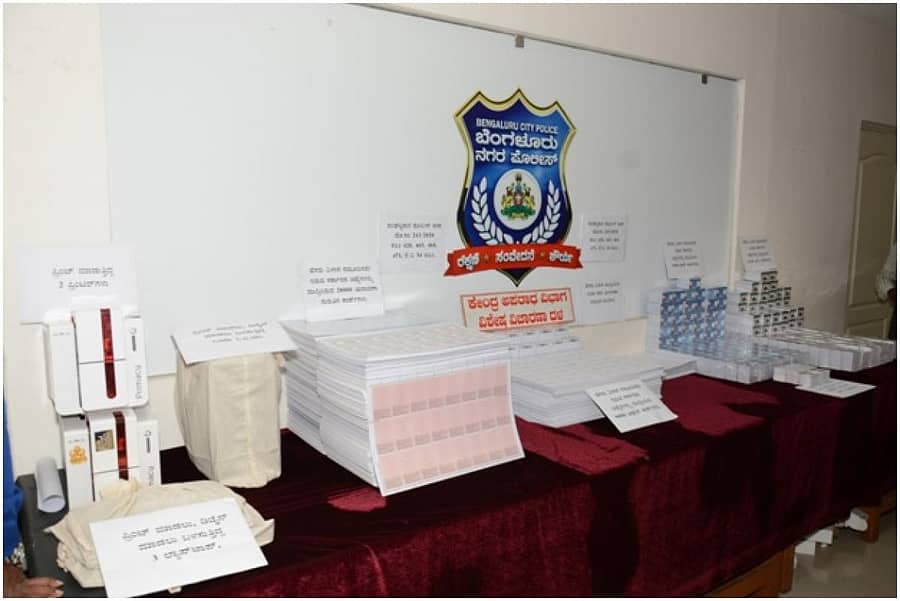 ಆರೋಪಿಗಳಿಂದ ಜಪ್ತಿ ಮಾಡಲಾದ ನಕಲಿ ದಾಖಲೆಗಳು