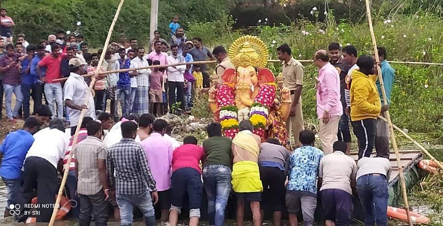 ತುರುವೇಕೆರೆಯಲ್ಲಿ ಸತ್ಯಗಣಪತಿ ಸೇವಾ ಸಮಿತಿಯಿಂದ ಪ್ರತಿಷ್ಠಾಪಿಸಲಾಗಿದ್ದ ಸತ್ಯ ಗಣಪತಿಯನ್ನು ವಿಸರ್ಜನೆ ಮಾಡಲಾಯಿತು