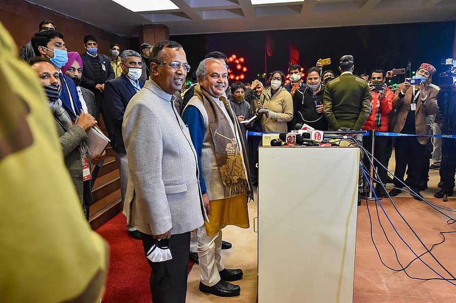 ಕೇಂದ್ರ ಸಚಿವ ನರೇಂದ್ರ ಸಿಂಗ್ ತೋಮರ್ ಅವರು ರೈತರ ಜತೆಗಿನ ಮಾತುಕತೆಯ ಬಳಿಕ ಮಾಧ್ಯಮಗೋಷ್ಠಿಯಲ್ಲಿ ಸೋಮವಾರ ಮಾತನಾಡಿದರು -– ಪಿಟಿಐ ಚಿತ್ರ