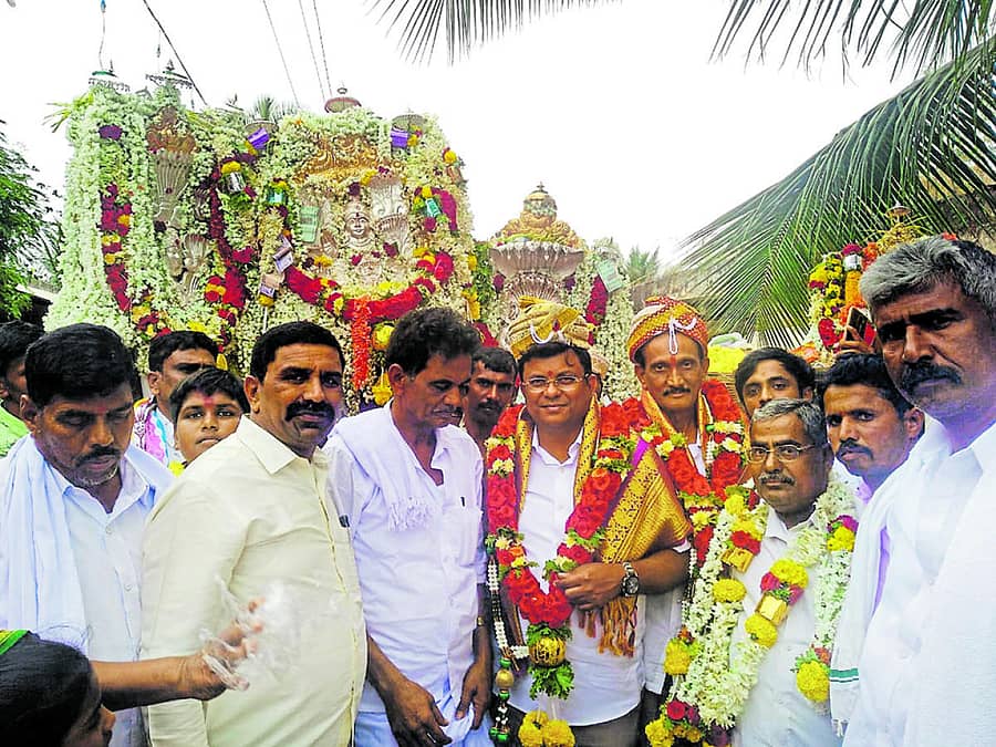 ಮಧುಗಿರಿ ತಾಲ್ಲೂಕಿನ ನೀರಕಲ್ಲು ಗ್ರಾಮದಲ್ಲಿ ಸೋಮವಾರ ನಡೆದ ಅಮ್ಮಾಜಿ ಕಾವಲ್ಲೇಶ್ವರಿ ಉತ್ಸವದಲ್ಲಿ ಶಿರಾ ಶಾಸಕ ಸಿ.ಎಂ. ರಾಜೇಶ್ ಗೌಡ ಭಾಗಿಯಾಗಿದ್ದರು