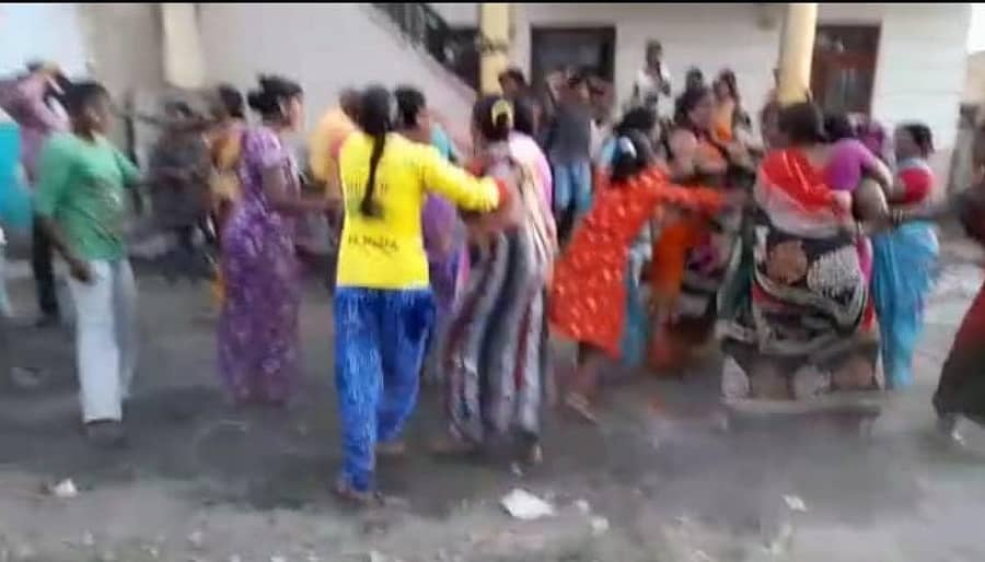 ಮೂಡಲಗಿ ತಾಲೂಕಿನ ತುಕ್ಕಾನಟ್ಟಿ ಗ್ರಾಮದಲ್ಲಿ ಗೆದ್ದ ಹಾಗೂ ಸೋತ ಅಭ್ಯರ್ಥಿಗಳ ಕುಟುಂಬಸ್ಥರ ಮಹಿಳೆಯರು ಹೊಡೆದಾಡಿದರು