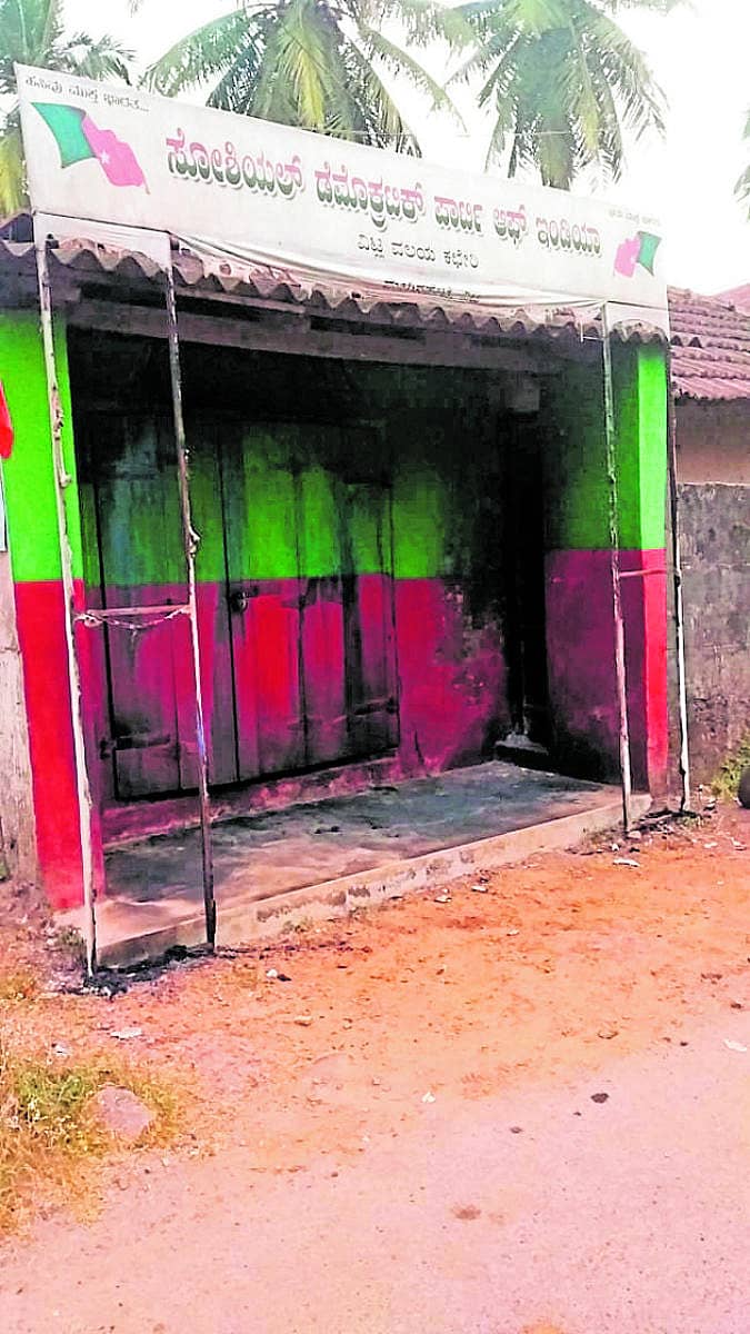 ಹಾನಿಗೊಂಡಿರುವ ಎಸ್‌ಡಿಪಿಐ ಕಚೇರಿ