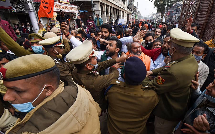 ಹನುಮಾನ್ ದೇಗುಲ ನೆಲಸಮ ವಿರೋಧಿಸಿ ಬಜರಂಗ ದಳ, ವಿಶ್ವ ಹಿಂದೂ ಪರಿಷತ್ ಕಾರ್ಯಕರ್ತರಿಂದ ಪ್ರತಿಭಟನೆ –ಪಿಟಿಐ ಚಿತ್ರ