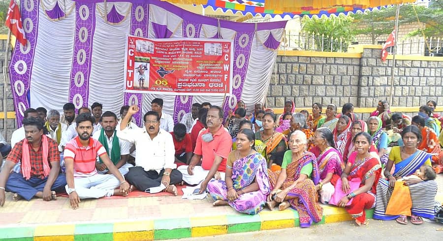 ಕರ್ನಾಟಕ ರಾಜ್ಯ ಕಟ್ಟಡ ಮತ್ತು ಇತರೆ ನಿರ್ಮಾಣ ಕಾರ್ಮಿಕರ ಫೆಡರೇಶನ್‌ ತಾಲ್ಲೂಕು ಸಮಿತಿಯ ಕಾರ್ಯಕರ್ತರು ಮಂಗಳವಾರ ಹೊಸಪೇಟೆ ತಾಲ್ಲೂಕು ಕಚೇರಿ ಎದುರು  ಧರಣಿ ನಡೆಸಿದರು