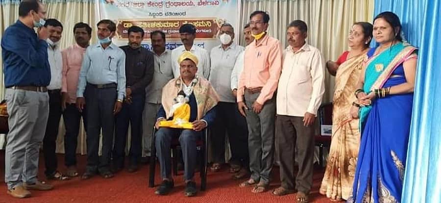 ಬೆಳಗಾವಿಯ ನಗರ ಕೇಂದ್ರ ಗ್ರಂಥಾಲಯಕ್ಕೆ ಈಚೆಗೆ ಭೇಟಿ ನೀಡಿದ್ದ ಸಾರ್ವಜನಿಕ ಗ್ರಂಥಾಲಯ ಇಲಾಖೆ ನಿರ್ದೇಶಕ ಡಾ.ಸತೀಶಕುಮಾರ ಹೊಸಮನಿ ಅವರನ್ನು ಸಿಬ್ಬಂದಿ ಸನ್ಮಾನಿಸಿದರು