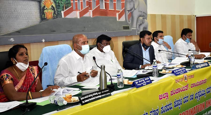 ರಾಯಚೂರು ಜಿಲ್ಲಾ ಪಂಚಾಯಿತಿ ಸಭಾಂಗಣದಲ್ಲಿ ಸಂಸದರಾದ ರಾಜಾ ಅಮರೇಶ್ವರ ನಾಯಕ ಹಾಗೂ ಸಂಗಣ್ಣ ಕರಡಿ ಅವರ ಅಧ್ಯಕ್ಷತೆಯಲ್ಲಿ ಜಿಲ್ಲಾ ಅಭಿವೃದ್ಧಿ ಸಮನ್ವಯ ಮತ್ತು ಜಿಲ್ಲಾ ಉಸ್ತುವಾರಿ ಸಮಿತಿ ಸಭೆ ಮಂಗಳವಾರ ನಡೆಯಿತು