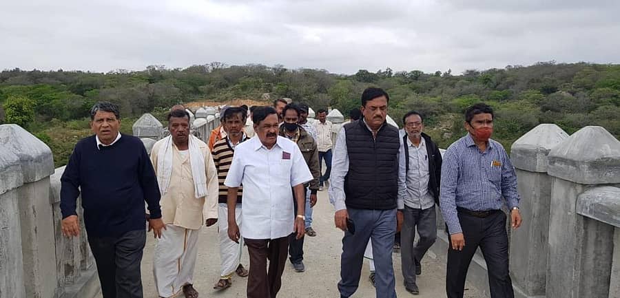 ಶಾಸಕ ಕೆ.ಶ್ರೀನಿವಾಸಗೌಡ ಮತ್ತು ವಿಧಾನ ಪರಿಷತ್ ಸದಸ್ಯ ಗೋವಿಂದರಾಜು ಮಂಗಳವಾರ ಯರಗೋಳ್ ಯೋಜನೆ ಕಾಮಗಾರಿ ಪರಿಶೀಲಿಸಿದರು.