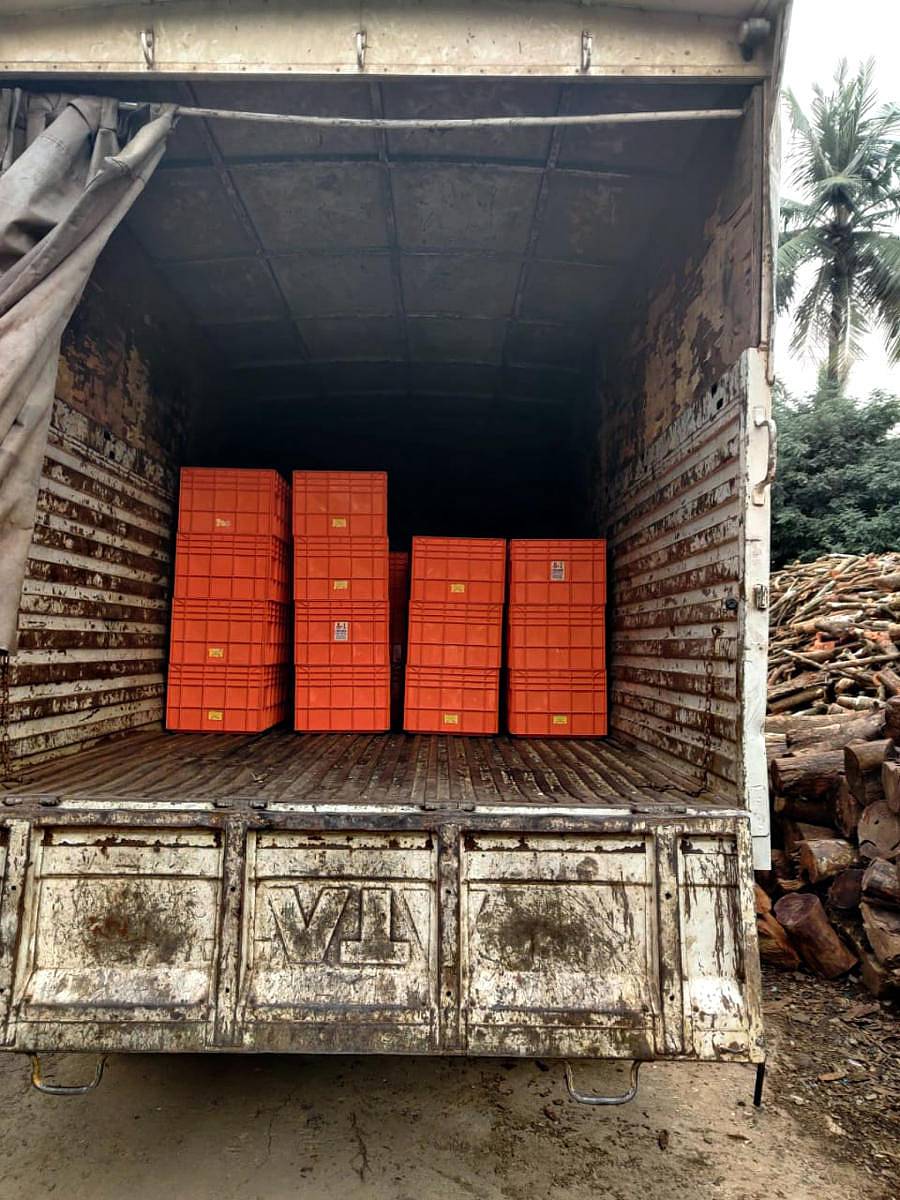 ಜಿಲ್ಲೆಯ ಕರಾವಳಿಯ ಗ್ರಾಮವೊಂದರಿಂದ ಸಂಗ್ರಹಿಸಿದ ತ್ಯಾಜ್ಯವನ್ನು ಮಂಗಳೂರಿಗೆ ಸಾಗಿಸಲು ಸಿದ್ಧತೆ ಮಾಡಿರುವುದು