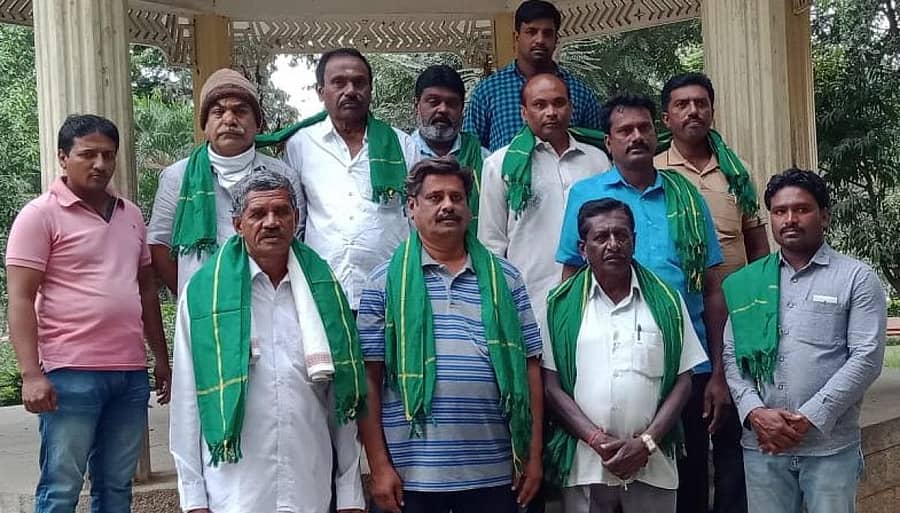 ಕರ್ನಾಟಕ ರೈತ ಸೇನೆ ಪದಾಧಿಕಾರಿಗಳು ಕೋಲಾರದಲ್ಲಿ ಮಂಗಳವಾರ ಸಭೆ ನಡೆಸಿದರು.