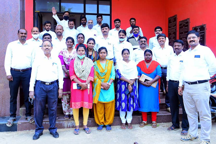 ವಕೀಲ ರವೀಂದ್ರ ಹತ್ಯೆ ಖಂಡಿಸಿ ಚಾಮರಾಜನಗರದಲ್ಲಿ ವಕೀಲರು ಮಂಗಳವಾರ ನ್ಯಾಯಾಲಯದ ಕಲಾಪ ಬಹಿಷ್ಕರಿಸಿ ಪ್ರತಿಭಟಿಸಿದರು