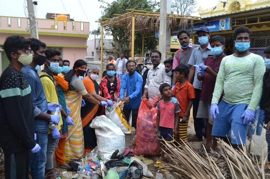 ಕೋಲಾರದ 15ನೇ ವಾರ್ಡ್ ವ್ಯಾಪ್ತಿಯ ಹಾರೋಹಳ್ಳಿಯಲ್ಲಿ ಮಂಗಳವಾರ ಪ್ಲಾಸ್ಟಿಕ್ ತ್ಯಾಜ್ಯ ಮುಕ್ತ ಅಭಿಯಾನ ನಡೆಸಲಾಯಿತು.
