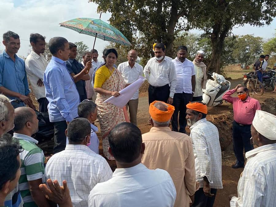 ಬೆಳಗಾವಿ ತಾಲ್ಲೂಕಿನ ಮಣ್ಣೂರದಲ್ಲಿ ನಡೆದಿರುವ ರಸ್ತೆ ಅಭಿವೃದ್ಧಿ ಕಾಮಗಾರಿಯನ್ನು ಶಾಸಕಿ ಲಕ್ಷ್ಮಿ ಹೆಬ್ಬಾಳಕರ ಮಂಗಳವಾರ ಪರಿಶೀಲಿಸಿದರು