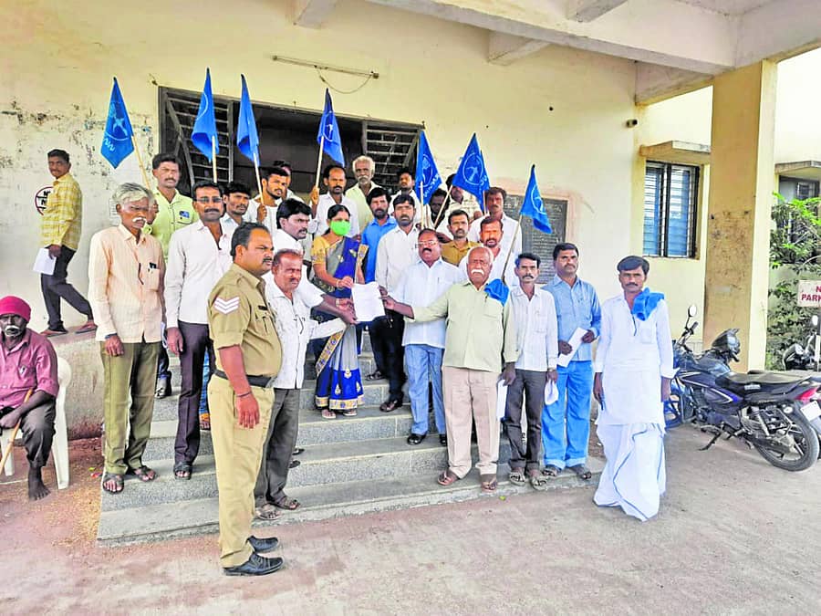 ಸುರಪುರದಲ್ಲಿ ದಲಿತ ಸಂಘಟನೆ (ಕ್ರಾಂತಿಕಾರಿ ಬಣ) ಕಾರ್ಯಕರ್ತರು ವಸತಿ ನಿಲಯ ಆರಂಭಿಸುವಂತೆ ಒತ್ತಾಯಿಸಿ ತಹಶೀಲ್ದಾರ್ ಕಚೇರಿ ಎದುರು ಪ್ರತಿಭಟಿಸಿದರು