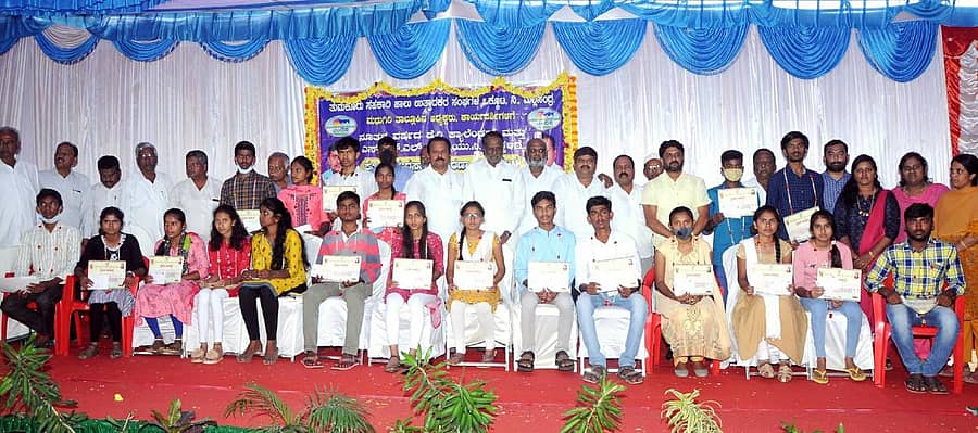 ಮಧುಗಿರಿಯ ಶೀತಲ ಕೇಂದ್ರದ ಸಭಾಂಗಣದಲ್ಲಿ ತುಮುಲ್ನಿಂದ ಹೈನುಗಾರರ ಮಕ್ಕಳನ್ನು ಸನ್ಮಾನಿಸಲಾಯಿತು