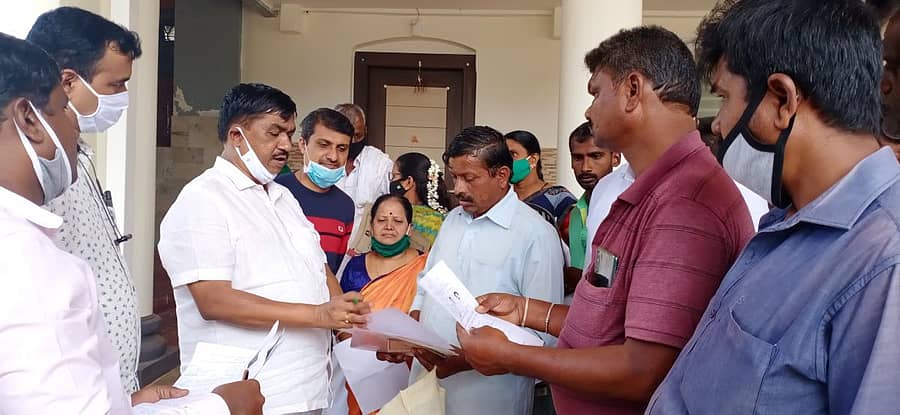 ನಿಗಮದ ಸೌಲಭ್ಯ ದೊರಕಿಸಿಕೊಡುವಂತೆ ಡಿ.ದೇವರಾಜ ಅರಸು ಹಿಂದುಳಿದ ವರ್ಗಗಳ ಅಭಿವೃದ್ಧಿ ನಿಗಮದ ಅಧ್ಯಕ್ಷ ಆರ್. ರಘು ಕೌಟಿಲ್ಯ ಅವರಿಗೆ ಚಿತ್ರದುರ್ಗದಲ್ಲಿ ಮಂಗಳವಾರ ಫಲಾನುಭವಿಗಳು ಮನವಿ ಸಲ್ಲಿಸಿದರು