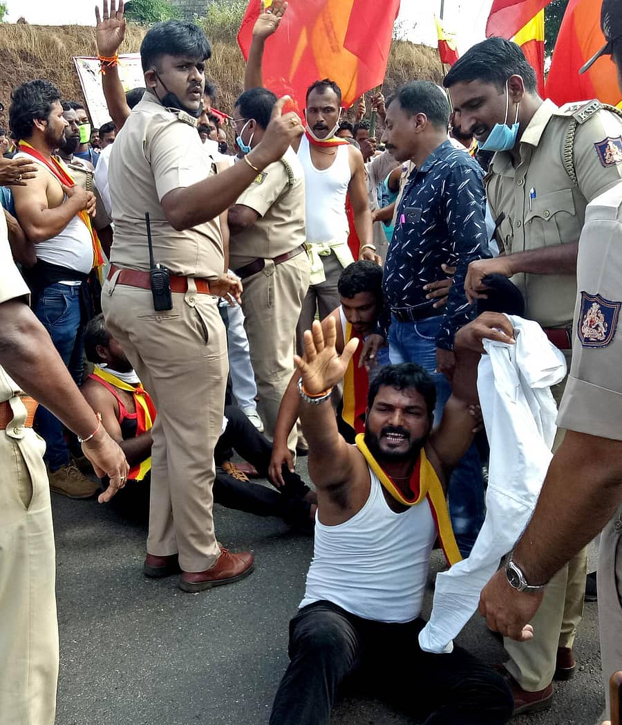 ಕುಮಟಾ ತಾಲ್ಲೂಕಿನ ದೀವಗಿ ಬಳಿ ಹೆದ್ದಾರಿ ಕಾಮಗಾಗಿ ಅವೈಜ್ಞಾನಿಕವಾಗಿದೆ ಎಂದು ಆರೋಪಿಸಿ ಕರ್ನಾಟಕ ರಕ್ಷಣಾ ವೇದಿಕೆ ಸ್ವಾಭಿಮಾನಿ ಬಣದ ಸದಸ್ಯರು ಹಾಗೂ ಸಾರ್ವಜನಿಕರು ರಸ್ತೆಯಲ್ಲಿ ಕುಳಿತು ಪ್ರತಿಭಟನೆ ನಡೆಸಿದರು