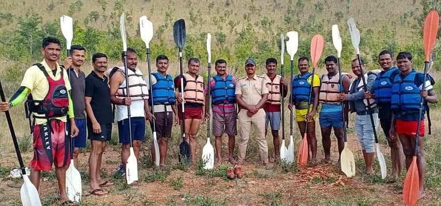 ಹರಿಗೋಲು ಹಿಡಿದು ದೋಣಿ ನಡೆಸಲು ಸಿದ್ಧವಾಗಿರುವ ಪೊಲೀಸರು