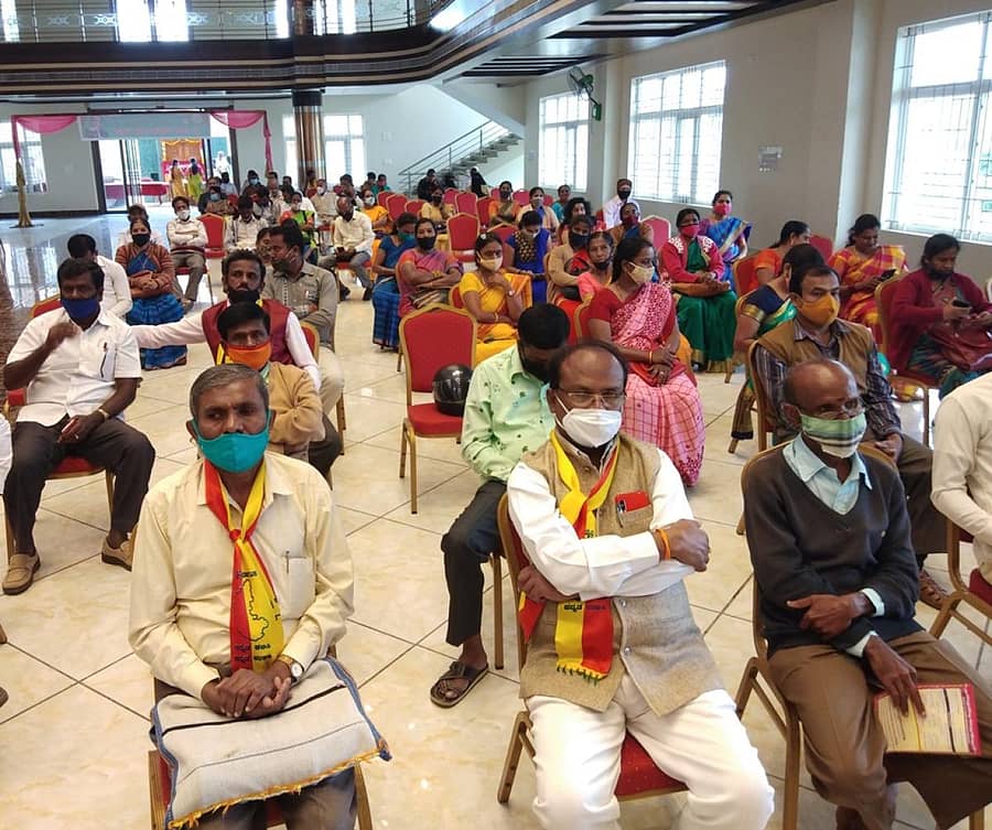 ಬಂಗಾರಪೇಟೆಯಲ್ಲಿ ಕಸಾಪ ತಾಲ್ಲೂಕು ಘಟಕ ಆಯೋಜಿಸಿದ್ದ 9ನೇ ಕನ್ನಡ ಸಾಹಿತ್ಯ ಸಮ್ಮೇಳದಲ್ಲಿ ಪಾಲ್ಗೊಂಡಿದ್ದ ಕನ್ನಡಾಭಿಮಾನಿಗಳು