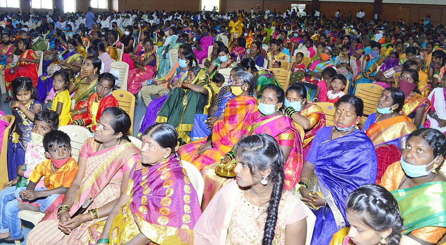 ಚಿತ್ರದುರ್ಗದ ಮುರುಘಾಮಠದಲ್ಲಿ ಮಂಗಳವಾರ ನಡೆದ ಸಾಮೂಹಿಕ ಕಲ್ಯಾಣದಲ್ಲಿ ಪಾಲ್ಗೊಂಡಿದ್ದ ಜನಸ್ತೋಮ