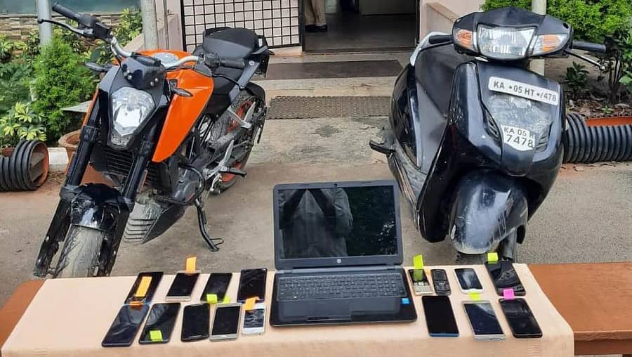 ಜಪ್ತಿ ಮಾಡಲಾದ ದ್ವಿಚಕ್ರ ವಾಹನ ಹಾಗೂ ಮೊಬೈಲ್