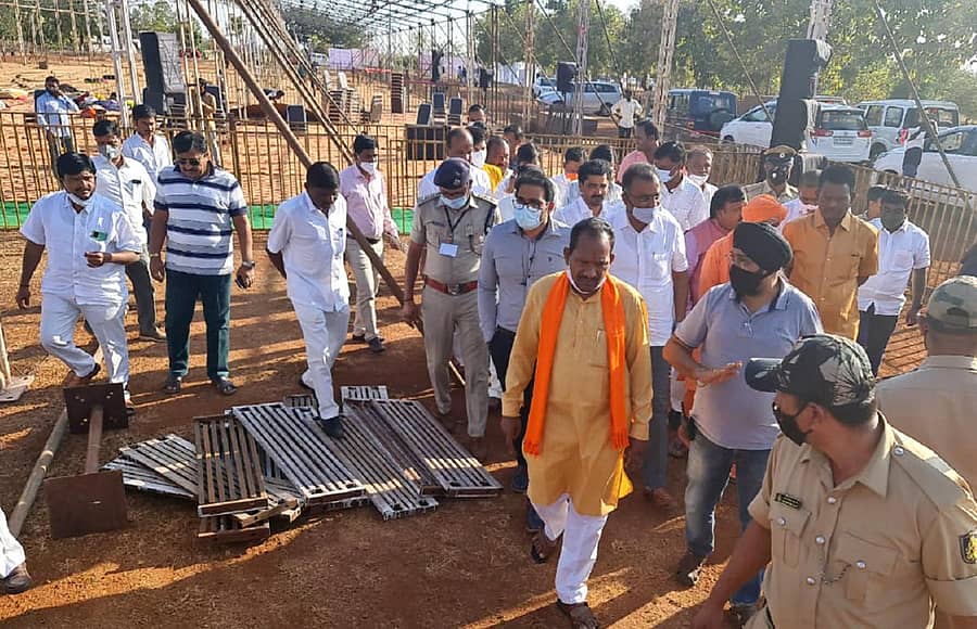 ಬಸವಕಲ್ಯಾಣದಲ್ಲಿ ಮುಖ್ಯಮಂತ್ರಿ ಬಿ.ಎಸ್.ಯಡಿಯೂರಪ್ಪ ಅವರು ಪಾಲ್ಗೊಳ್ಳಲಿರುವ ಅನುಭವ ಮಂಟಪ ಶಂಕುಸ್ಥಾಪನಾ ಸಮಾರಂಭಕ್ಕಾಗಿ ಸಿದ್ಧಗೊಳ್ಳುತ್ತಿರುವ ಮಂಟಪದ ಕಾರ್ಯವನ್ನು ಸಚಿವ ಪ್ರಭು ಚವಾಣ್ ಮಂಗಳವಾರ ಪರಿಶೀಲಿಸಿದರು