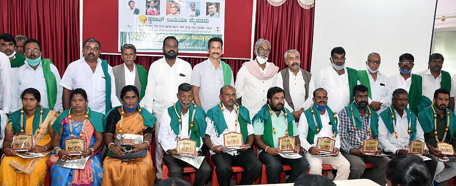ಸ್ವರಾಜ್ ಇಂಡಿಯಾ, ಕರ್ನಾಟಕ ರಾಜ್ಯ ರೈತ ಸಂಘ ಹಾಗೂ ಹಸಿರುಸೇನೆ, ದಲಿತ ಸಂಘರ್ಷ ಸಮಿತಿ ವತಿಯಿಂದ ಮೈಸೂರಿನ ಕೃಷಿ ಅಧ್ಯಯನ ಸಂಸ್ಥೆಯ ಸಭಾಂಗಣದಲ್ಲಿ ಮಂಗಳವಾರ ನೂತನ ಗ್ರಾಮ ಪಂಚಾಯಿತಿ ಸದಸ್ಯರನ್ನು ಅಭಿನಂದಿಸಲಾಯಿತು