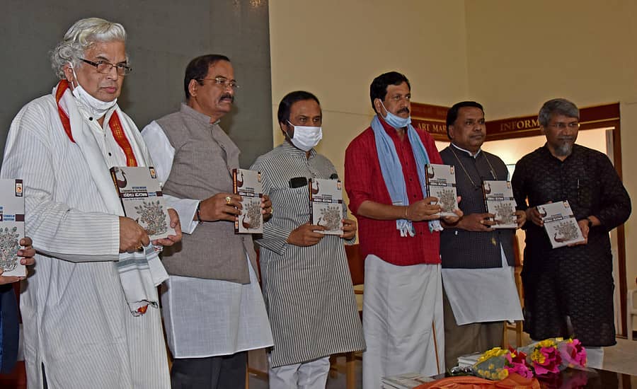 ಪ್ರೊ. ಮಲ್ಲೇಪುರಂ ಜಿ. ವೆಂಕಟೇಶ್ ಅವರು ‘ನವಿಲು ಪುರಾಣ’ ಪುಸ್ತಕ ಬಿಡುಗಡೆ ಮಾಡಿದರು. (ಎಡದಿಂದ) ಲೇಖಕ ಪ್ರೊ.ಕೆ.ಈ. ರಾಧಾಕೃಷ್ಣ, ಬಿ.ಎಲ್. ಶಂಕರ್, ಜೆಡಿಎಸ್ ಮುಖಂಡ ವೈ.ಎಸ್.ವಿ. ದತ್ತ, ಲೇಖಕ ಎಚ್.ಟಿ. ಪೋತೆ ಮತ್ತು ಲಲಿತ ಕಲಾ ಅಕಾಡೆಮಿಯ ನಿಕಟಪೂರ್ವ ಅಧ್ಯಕ್ಷ ಎಂ.ಎಸ್. ಮೂರ್ತಿ ಇದ್ದರು - ಪ್ರಜಾವಾಣಿ ಚಿತ್ರ