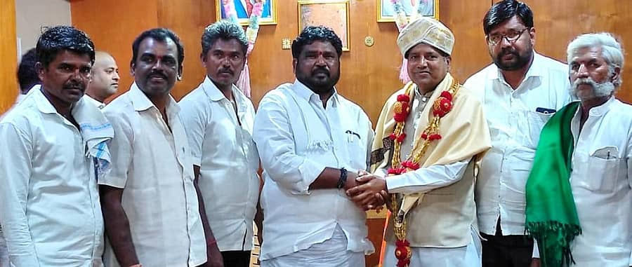 ಕಾರಟಗಿಯಲ್ಲಿ ತುಂಗಭದ್ರಾ ಕಾಡಾ ಅಧ್ಯಕ್ಷ ತಿಪ್ಪೇರುದ್ರಸ್ವಾಮಿಯವರನ್ನು ಶಾಸಕ ಬಸವರಾಜ ದಢೇಸುಗೂರು ಮಂಗಳವಾರ ಸನ್ಮಾನಿಸಿದರು