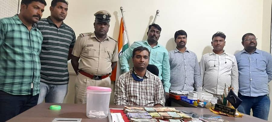 ಕಲಬುರ್ಗಿಯ ರೋಜಾ ಠಾಣೆ ಪೊಲೀಸರು ಮಟ್ಕಾ ಬುಕ್ಕಿಗಳಿಂದ ವಶಪಡಿಸಿಕೊಂಡಿರುವ ನಗದನ್ನು ಎಸಿಪಿ ಅಂಶುಕುಮಾರ್ ಪ್ರದರ್ಶಿಸಿದರು. ಪೊಲೀಸ್ ಸಿಬ್ಬಂದಿ ಇದ್ದಾರೆ