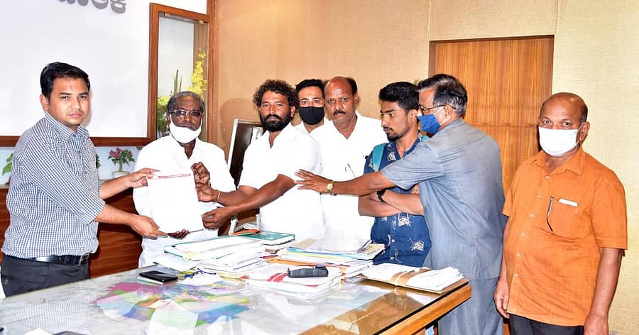 ಬೀದಿ ಬದಿ ವ್ಯಾಪಾರಿಗಳ ಸಂಘದ ಸದಸ್ಯರು ಕಲಬುರ್ಗಿ ಪಾಲಿಕೆ ಆಯುಕ್ತ ಸ್ನೇಹಲ್ ಲೋಖಂಡೆ ಅವರಿಗೆ ಮನವಿ ಸಲ್ಲಿಸಿದರು