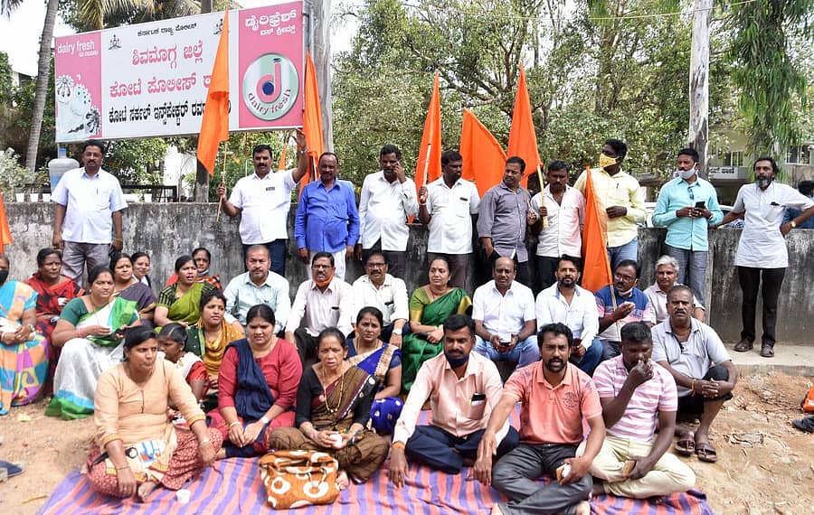 ಶಿವಮೊಗ್ಗ ಕೋಟೆ ಠಾಣೆ ಮುಂದೆ ಬುಧವಾರ ಹಿಂದೂ ಸಂಘಟನೆಗಳ ಮುಖಂಡರು ಪ್ರತಿಭಟನೆ ನಡೆಸಿದರು.