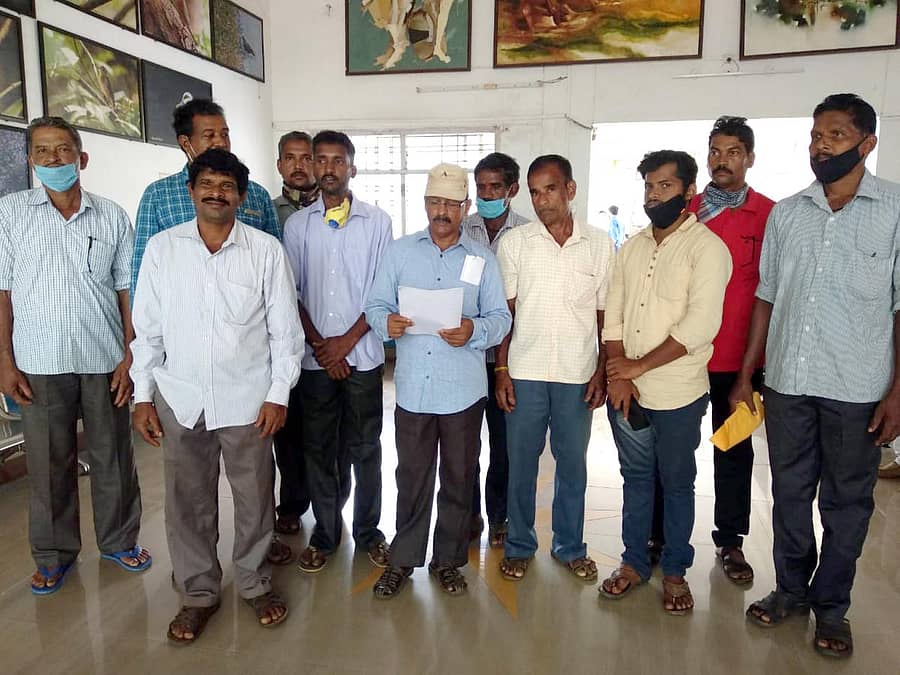 ಅಂಕೋಲಾ ತಾಲ್ಲೂಕಿನ ಅಗಸೂರಿನಲ್ಲಿ ಕಿಂಡಿ ಅಣೆಕಟ್ಟೆ ನಿರ್ಮಾಣವನ್ನು ವಿರೋಧಿಸಿ ಜಿಲ್ಲಾಧಿಕಾರಿಗೆ ಬುಧವಾರ ಮನವಿ ಸಲ್ಲಿಸಿದ ಗಂಗಾಮಾತೆ ರೈತ ಸಮಿತಿ ಬಳಕೆದಾರರ ಸಂಘದ ಪದಾಧಿಕಾರಿಗಳು.