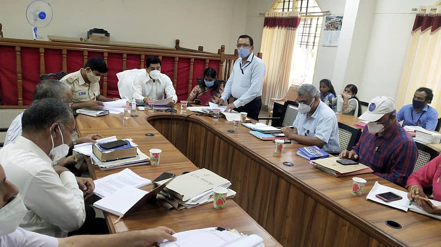 ಕಾರವಾರದಲ್ಲಿ ಬುಧವಾರ ಜಿಲ್ಲಾಧಿಕಾರಿ ಡಾ.ಕೆ.ಹರೀಶಕುಮಾರ್ ಅಧ್ಯಕ್ಷತೆಯಲ್ಲಿ ಪ್ರಾದೇಶಿಕ ಸಾರಿಗೆ ಪ್ರಾಧಿಕಾರದ ಸಭೆ ನಡೆಯಿತು