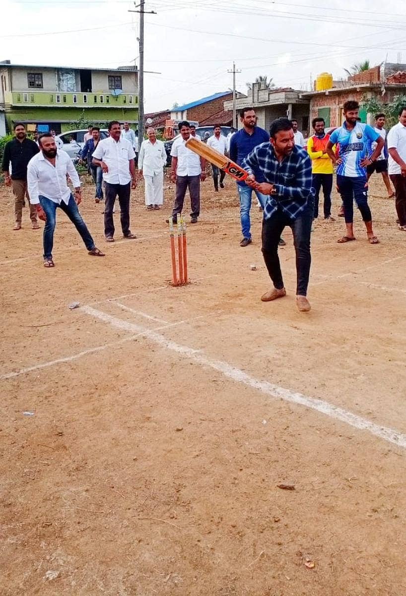 ಧಾರವಾಡದ ಅಳ್ನಾವರ ತಾಲ್ಲೂಕಿನ ಕಡಬಗಟ್ಟಿ ಗ್ರಾಮದಲ್ಲಿ ಸಂತೋಷ ಲಾಡ್ ಬುಧವಾರ ಕ್ರಿಕೆಟ್ ಆಡಿದರು