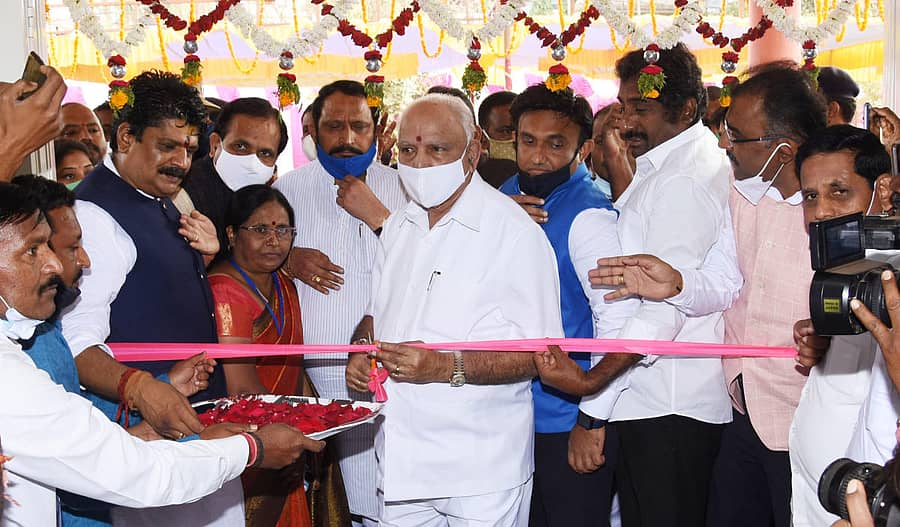 ಬೀದರ್‌ನಲ್ಲಿ ತಾಯಿ ಮತ್ತು ಮಕ್ಕಳ ಆರೈಕೆ ನೂತನ ಆಸ್ಪತ್ರೆಯನ್ನು ಮುಖ್ಯಮಂತ್ರಿ ಬಿ.ಎಸ್. ಯಡಿಯೂರಪ್ಪ ಅವರು ಬುಧವಾರ ಉದ್ಘಾಟಿಸಿದರು. ಡಾ. ಸುಧಾಕರ, ರಹೀಂಖಾನ್, ಭಗವಂತ ಖೂಬಾ, ಸೂರ್ಯಕಾಂತ ನಾಗಮಾರಪಳ್ಳಿ, ಡಾ. ಶೈಲೇಂದ್ರ ಬೆಲ್ದಾಳೆ ಇದ್ದರು