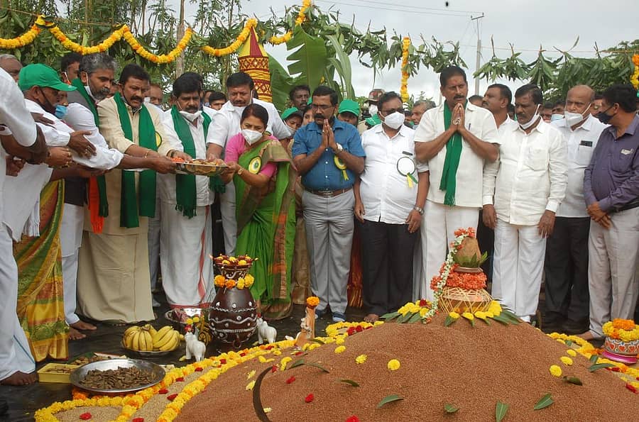 ಮುಳಬಾಗಿಲು ತಾಲ್ಲೂಕಿನ ಬೇವಹಳ್ಳಿಯಲ್ಲಿ ಬುಧವಾರ ನಡೆದ ರೈತರೊಂದಿಗೆ ಒಂದು ದಿನ ಕಾರ್ಯಕ್ರಮದಲ್ಲಿ ಕೃಷಿ ಸಚಿವ ಬಿ.ಸಿ.ಪಾಟೀಲ ರಾಗಿ ರಾಶಿಗೆ ಪೂಜೆ ಸಲ್ಲಿಸಿದರು.