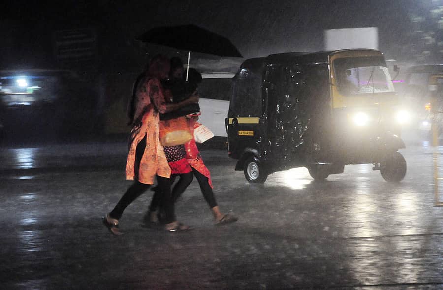 ಉಡುಪಿ ನಗರದಲ್ಲಿ ಬುಧವಾರ ಸಂಜೆ ಸುರಿದ ಮಳೆಯಲ್ಲಿ ನಡೆದುಕೊಂಡು ಹೋಗುತ್ತಿರುವ ಯುವತಿಯರು.