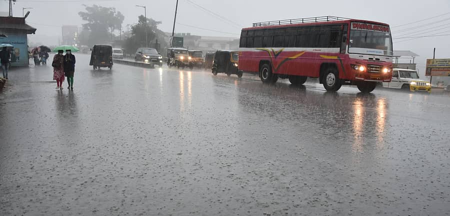 ಮಡಿಕೇರಿಯಲ್ಲಿ ಬುಧವಾರ ಸಂಜೆ ಧಾರಾಕಾರ ಮಳೆ ಸುರಿಯಿತು