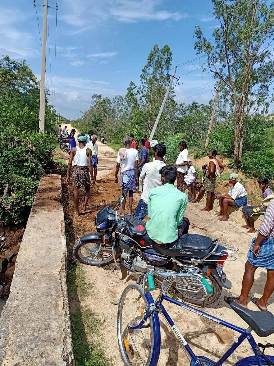 ಬಾಗೇಪಲ್ಲಿ ತಾಲ್ಲೂಕಿನ ದೇವಿಕುಂಟೆ ಗ್ರಾಮದ ಜಲ್ಲಿ-ಕಲ್ಲುಗಳಿಂದ ಕೂಡಿರುವ ರಸ್ತೆಗೆ ಗ್ರಾಮಸ್ಥರೇ ಮಣ್ಣು ಹಾಕುತ್ತಿರುವುದು