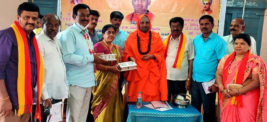 ವಿಜಯಪುರದ ಗಾಂಧಿ ಚೌಕದ ಮಹಂತಿನಮಠದಲ್ಲಿ ಆಯೋಜಿಸಿದ್ದ 23ನೇ ಕನ್ನಡ ಸಾಹಿತ್ಯ ಪರಿಷತ್ತಿನ ಸಮಾರೋಪ ಸಮಾರಂಭದಲ್ಲಿ ಡಾ.ಬಸವರಮಾನಂದ ಸ್ವಾಮೀಜಿ ಅವರು ಸಾಹಿತಿಗಳನ್ನು ಅಭಿನಂದಿಸಿದರು