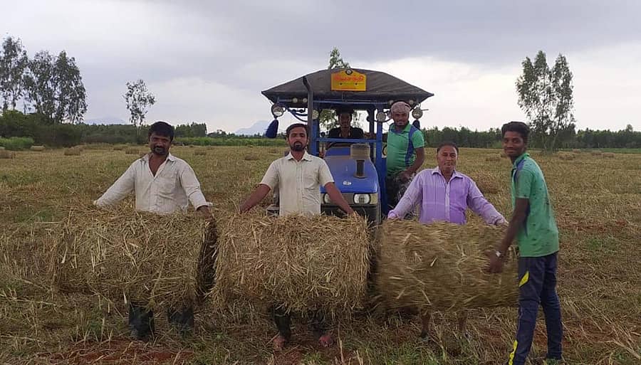 ಶಿಡ್ಲಘಟ್ಟ ತಾಲ್ಲೂಕಿನ ರೈತರ ರಾಗಿ ಹೊಲಕ್ಕೆ ಬಂದ ಹುಲ್ಲು ಪೆಂಡಿ ಕಟ್ಟುವ ಯಂತ್ರದಿಂದ ಕಟ್ಟಿರುವ ಪೆಂಡಿಗಳನ್ನು ಪ್ರದರ್ಶಿಸುತ್ತಿರುವ ರೈತರು