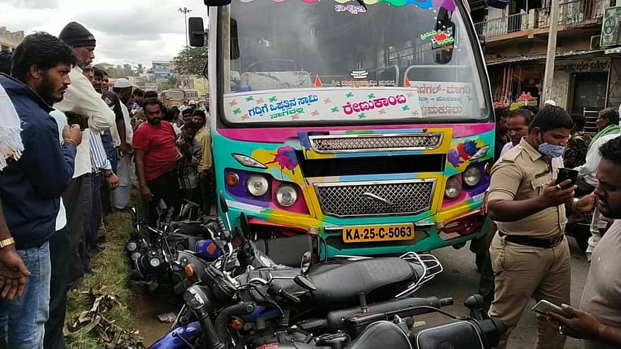 ಕುಣಿಗಲ್ ಗ್ರಾಮದೇವತಾ ವೃತ್ತದಲ್ಲಿ ಖಾಸಗಿ ಬಸ್ ಹರಿದು 15 ದ್ವಿಚಕ್ರ ವಾಹನಗಳು ಜಖಂಗೊಂಡಿವೆ